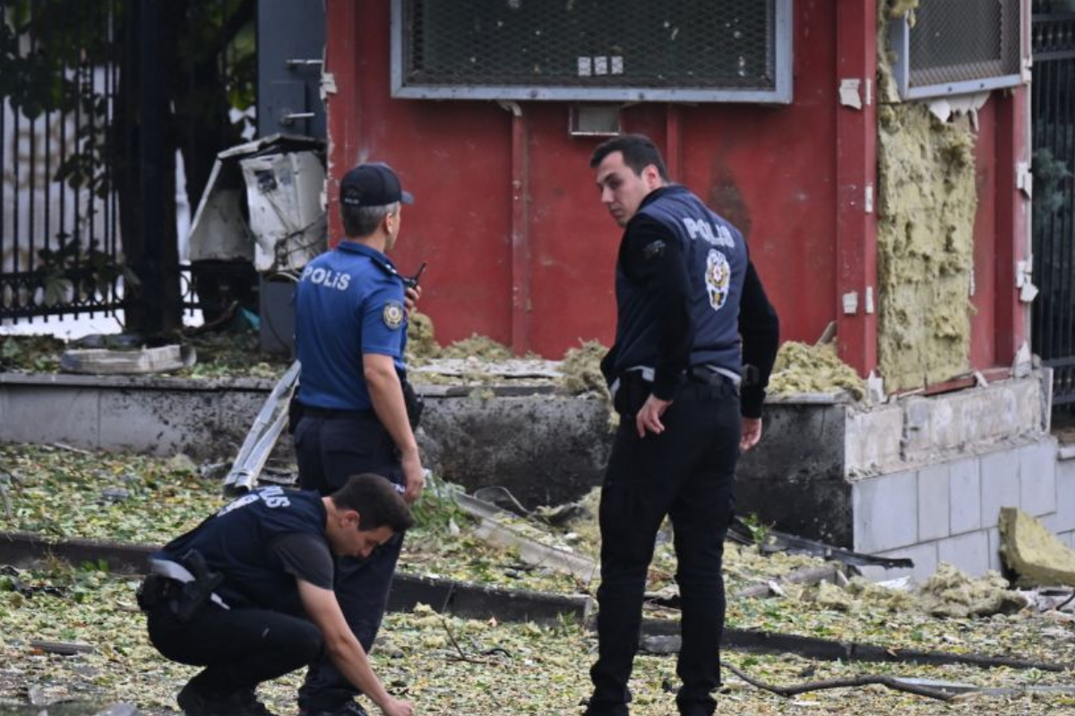 Bomb blast outside Turkish interior ministry injures 2 officers