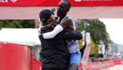 Kenyan breaks men's marathon world record in Chicago