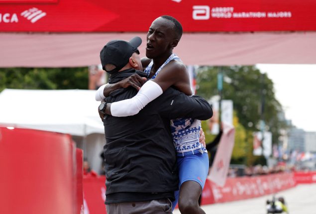 Kenyan breaks men's marathon world record in Chicago