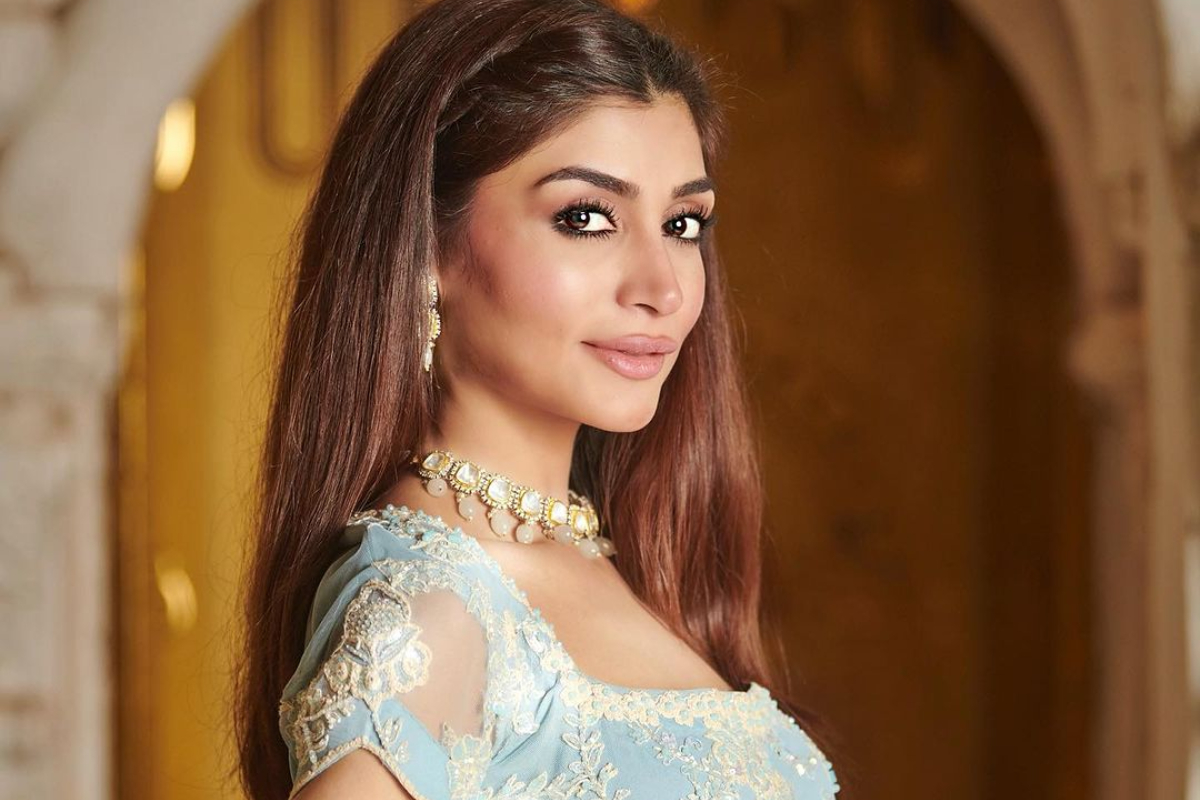 Zoya Nasir stunning look in a blue embroidery dress