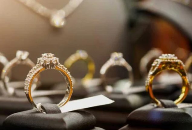 Unknown suspects steal jewelry shop in Karachi