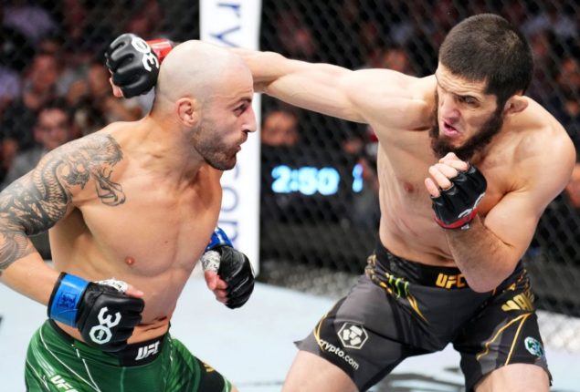 Islam Makhachev defeats Alexander Volkanovski at UFC 294