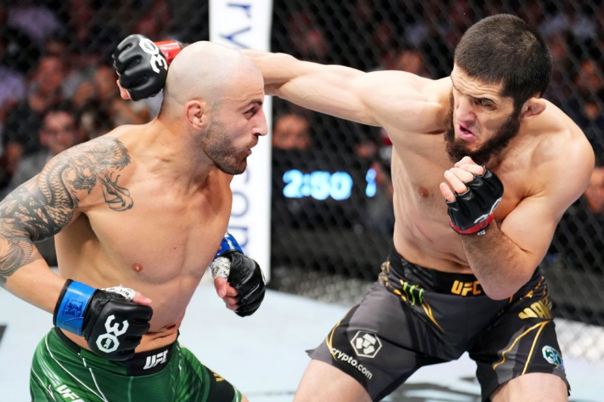 Islam Makhachev defeats Alexander Volkanovski at UFC 294