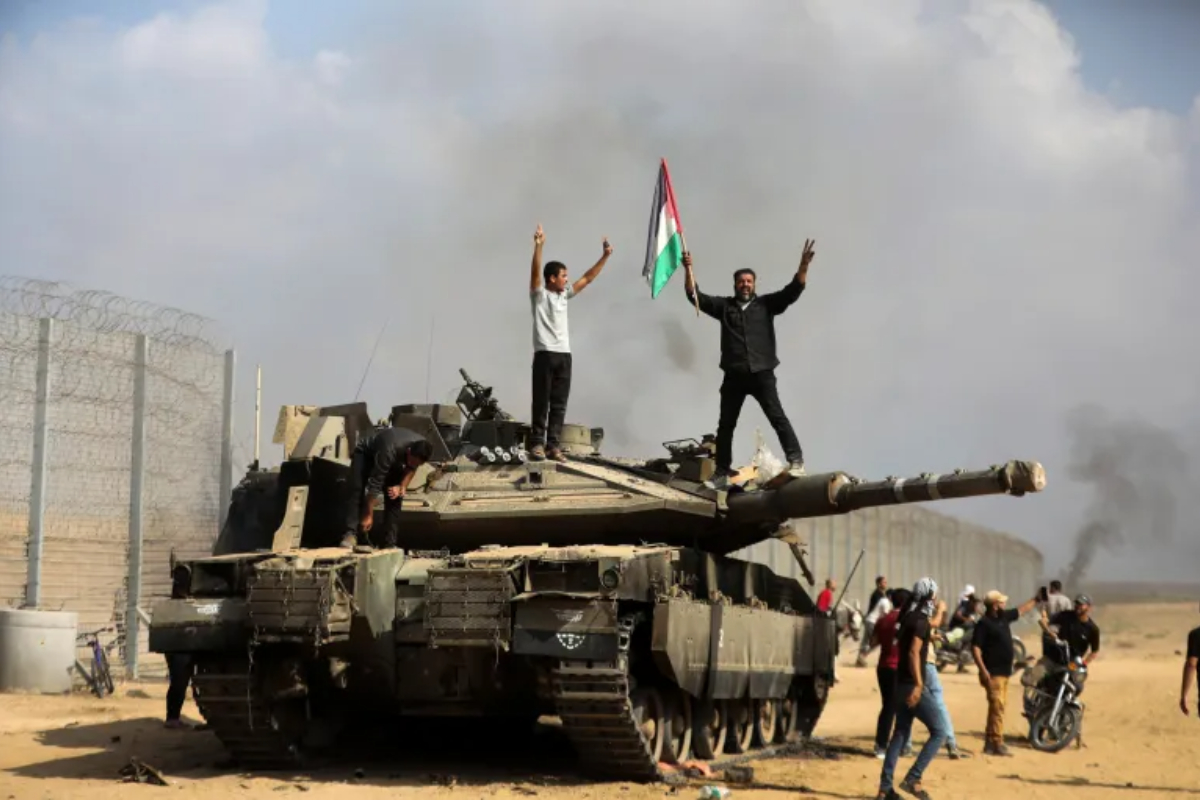 Israel moves tanks into Gaza