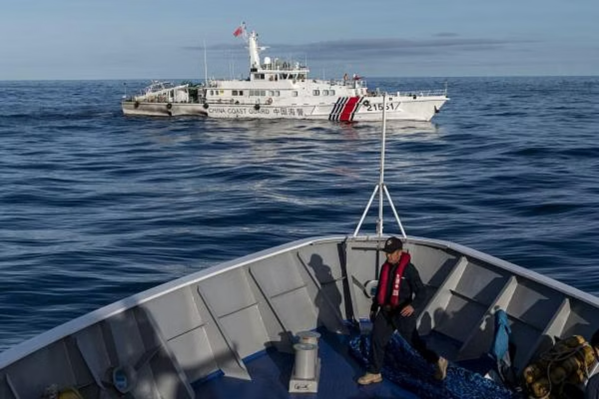 Philippines courties rivals South China Sea