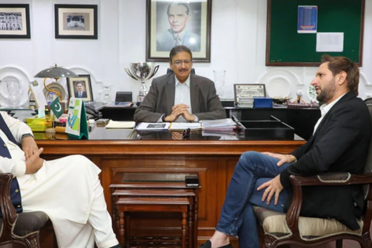 Shahid Afridi Meets PCB Chairman Zaka Ashraf for Discussion