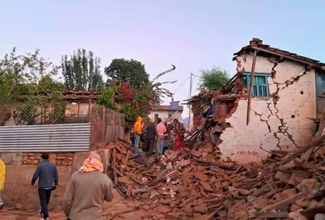 Rescuers strive to find Nepal earthquake survivors