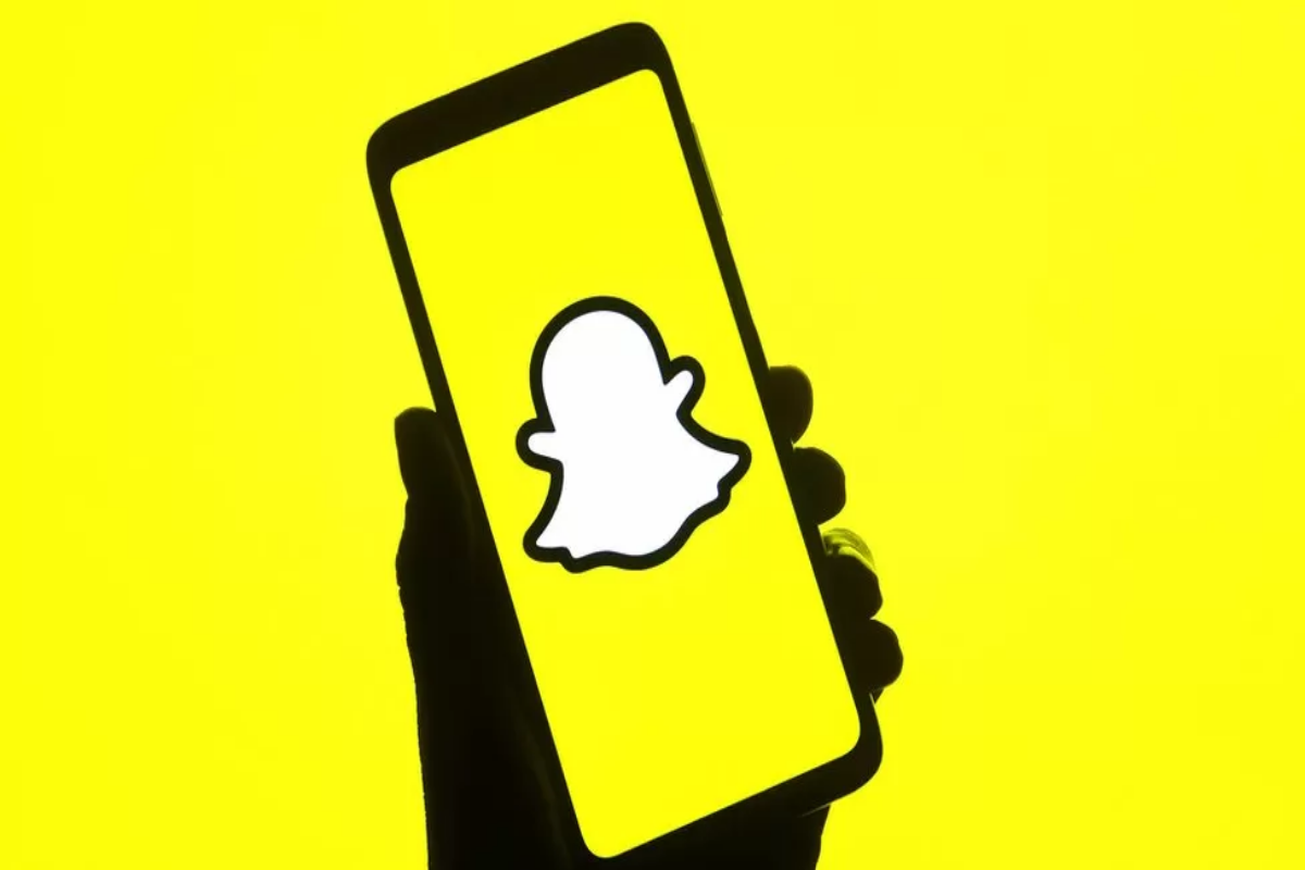 Snap failures revenue estimate, shares fall 30%