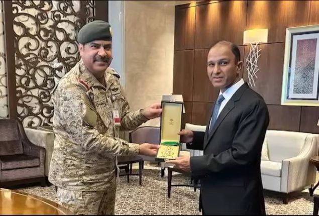 Ex-naval chief receives King Abdul Aziz Medal