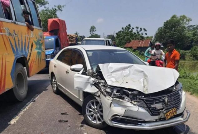 bus-car collision Faisalabad