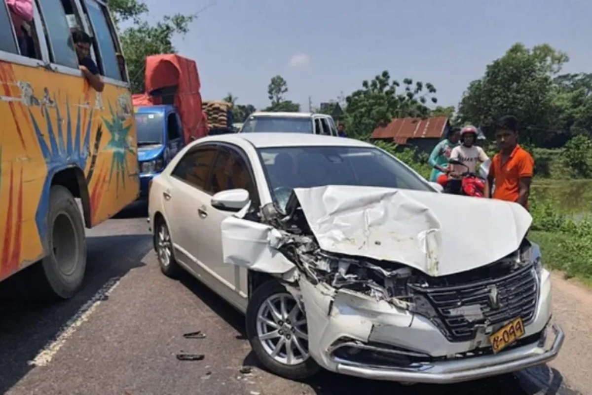 bus-car collision Faisalabad