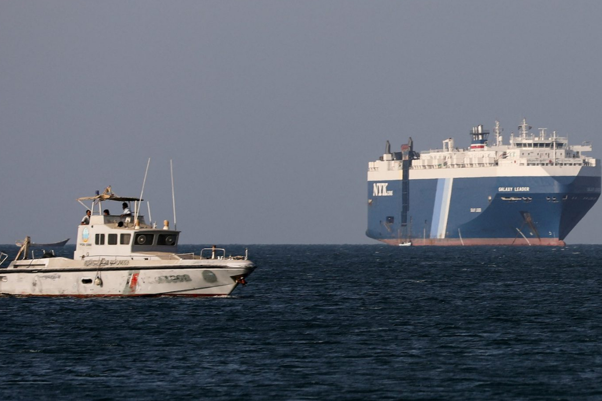 Houthis broaden conflict, warn cargo ships to avoid Israel amidst Gaza-Hamas clashes