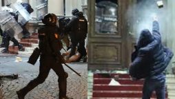 Serbia: anti-government protestors try to storm Belgrade city hall