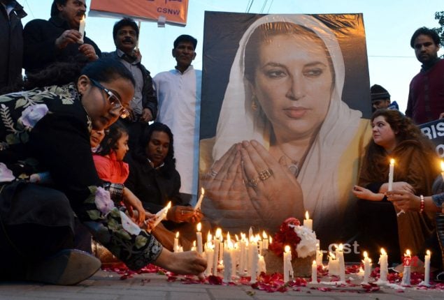Political parties pay floral tributes to Benazir Bhutto