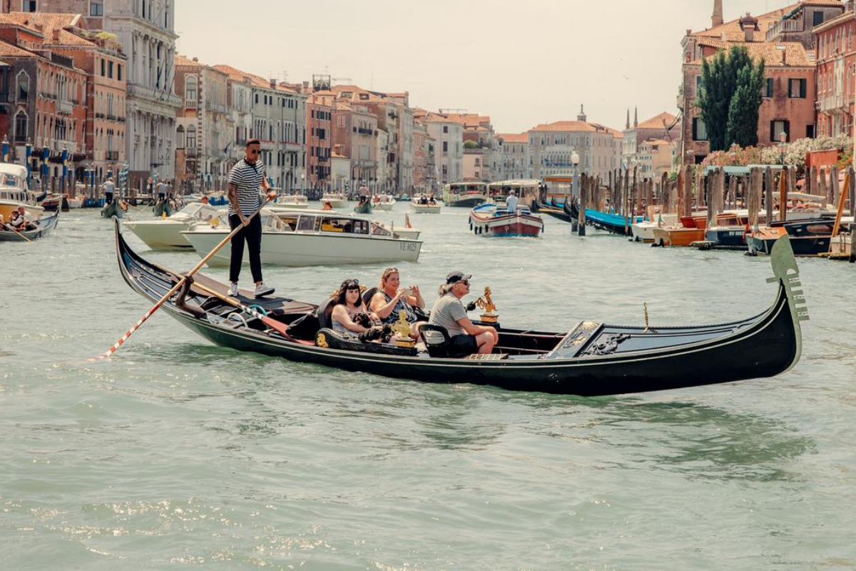 Venice is planning to prohibit large tourist groups and loudspeakers