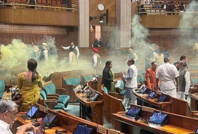 Indian Parliament was attacked by two intruders, spraying colored gas