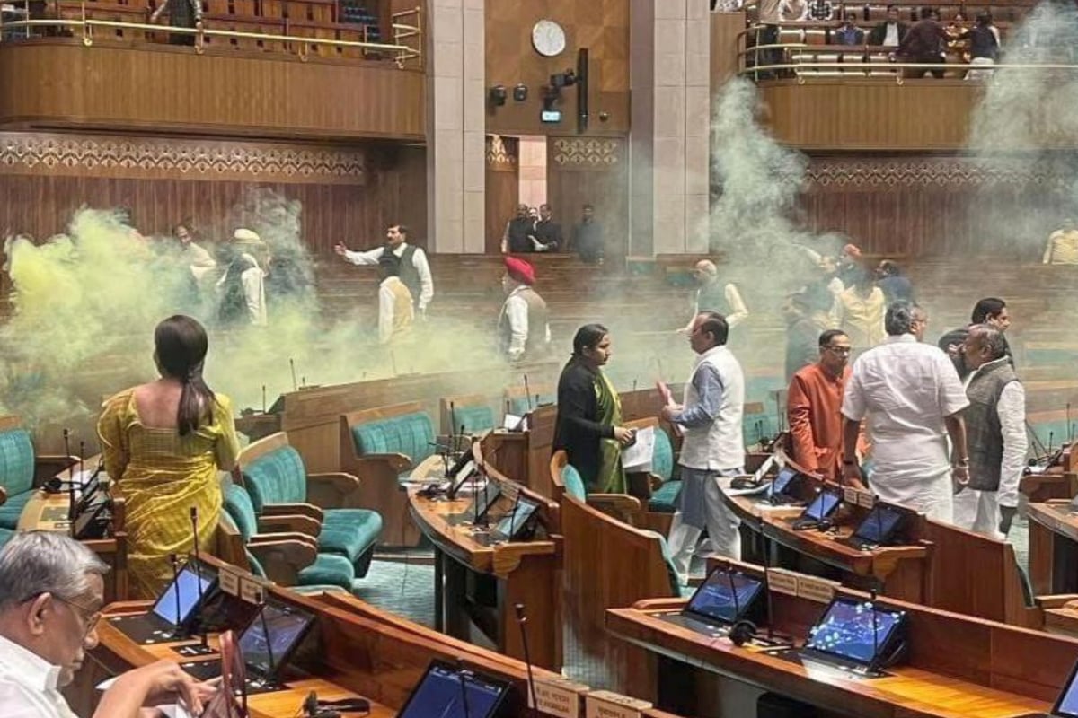 Indian Parliament was attacked by two intruders, spraying colored gas