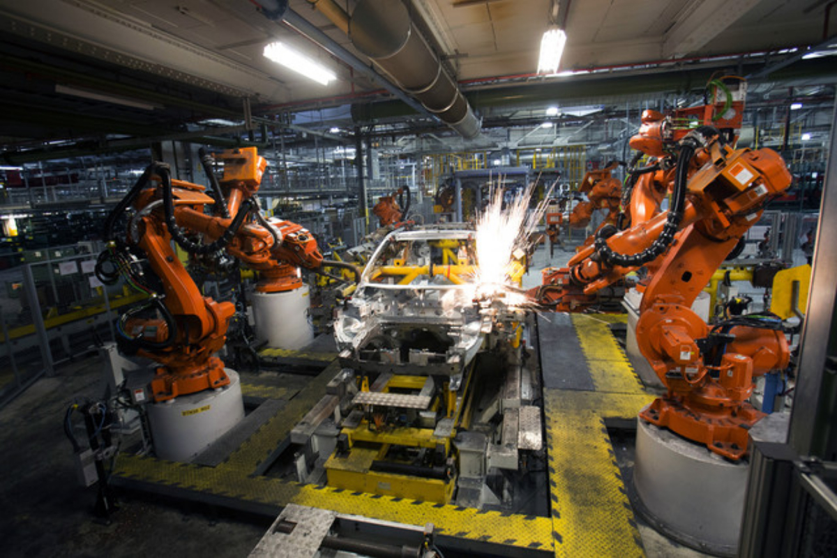 Export-Reliant Japan Faces Setback as Factory Output Declines