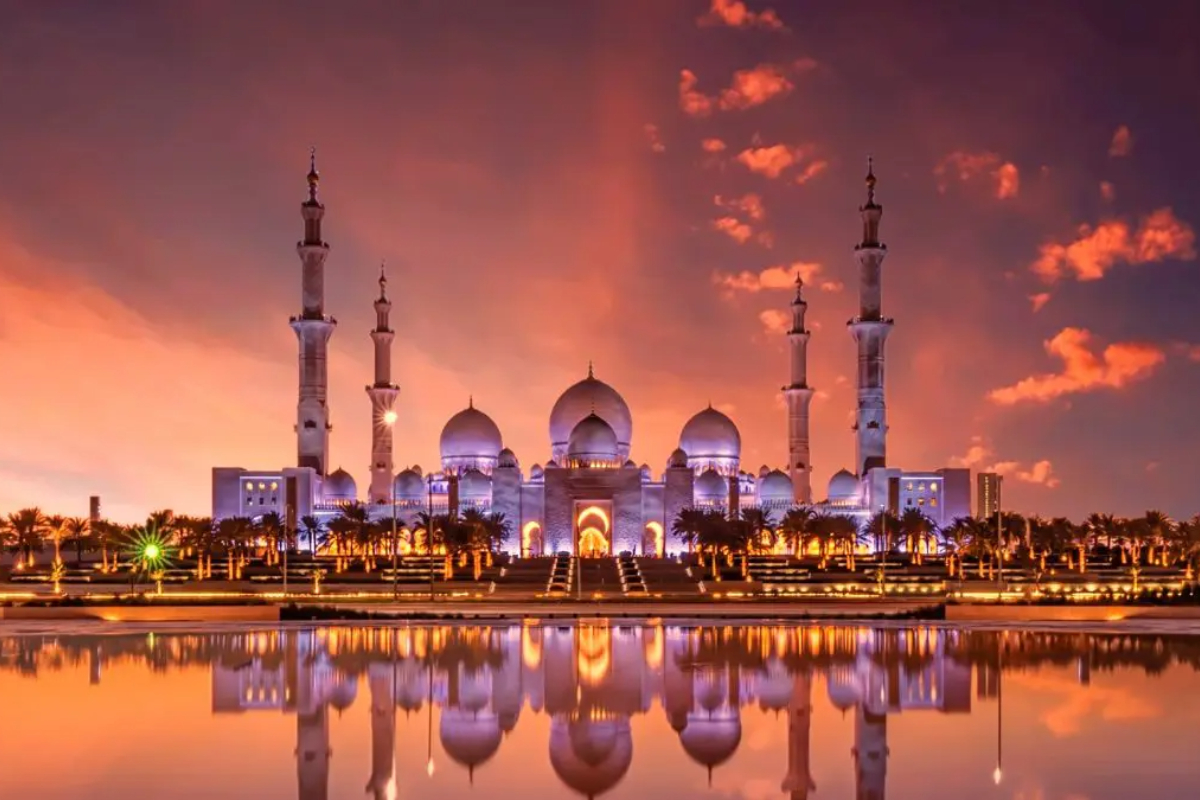 Abu Dhabi’s Sheikh Zayed Grand Mosque Now Offers 24-Hour Tours