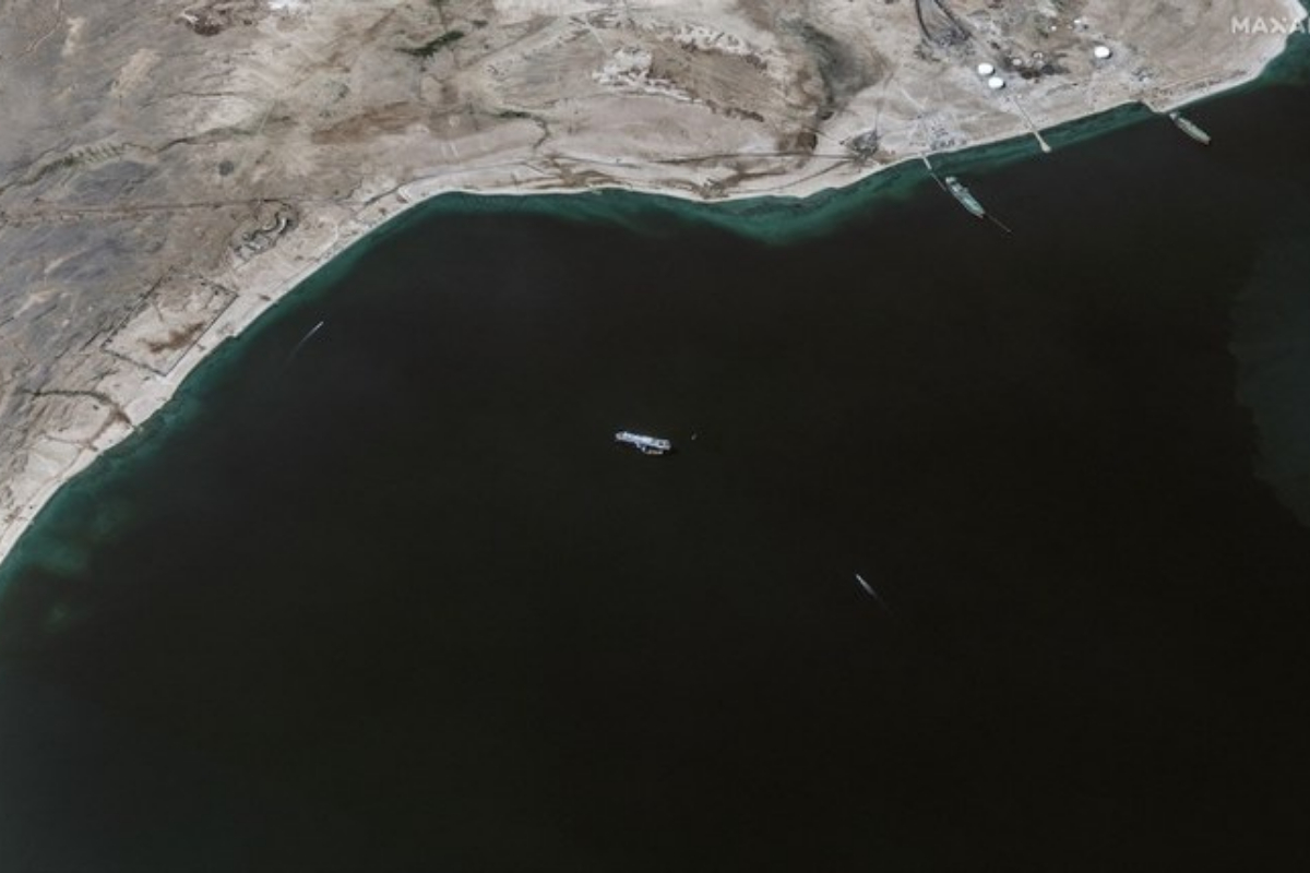 Houthi missiles target Red Sea ships , threaten US task force