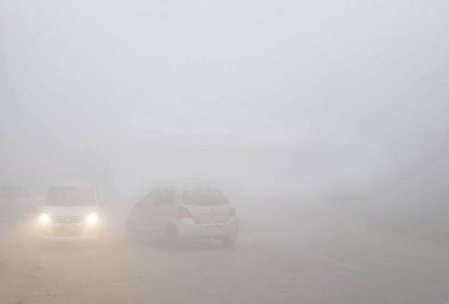 Lahore fog update: dense fog disrupts traffic in different areas