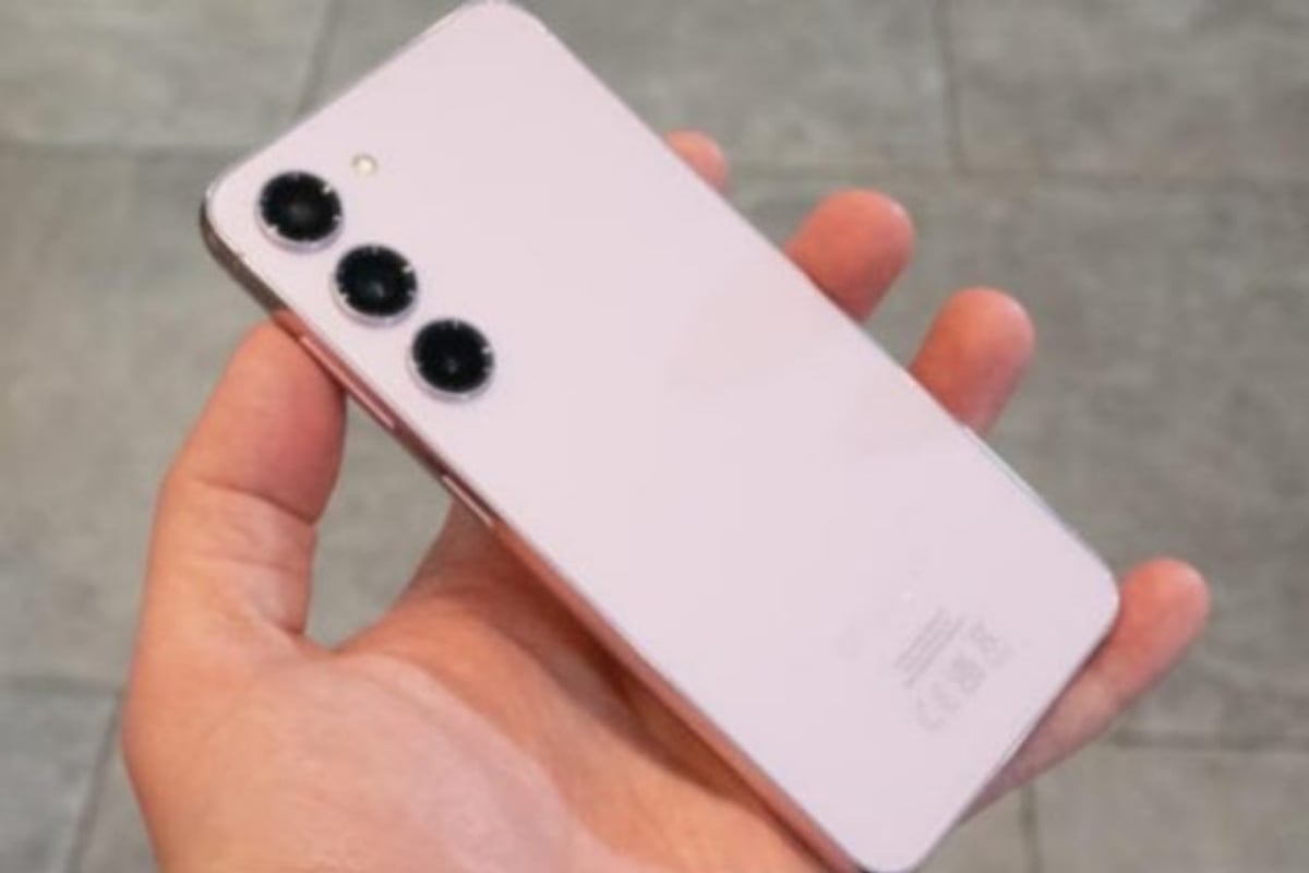 Samsung is developing the Galaxy S24 series, which will be available soon in the market. It comes with a 6.1-inch dynamic AMOLED.