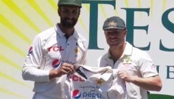 David Warner receives Babar Azam-signed shirt from Shan Masood as a farewell gift