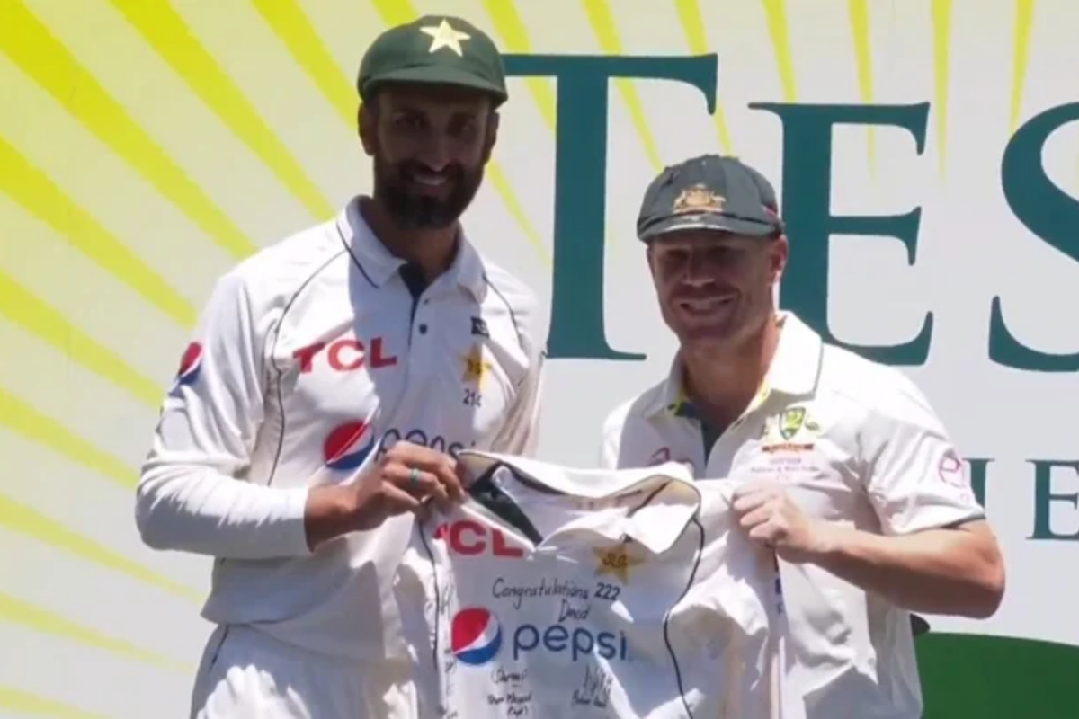 David Warner receives Babar Azam-signed shirt from Shan Masood as a farewell gift