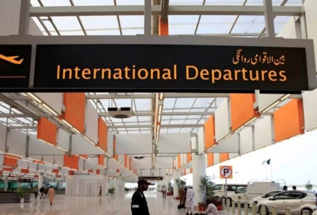 In 2023, how many Pakistanis left the country and why?