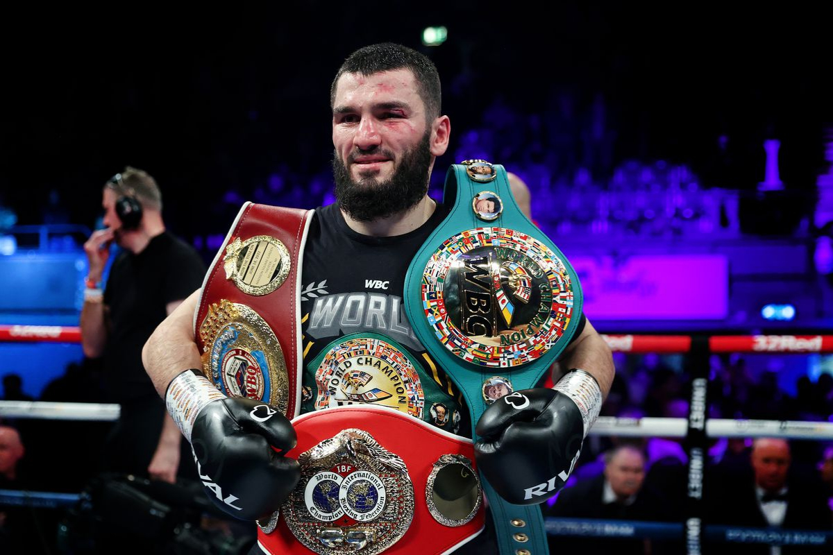 Beterbiev stops Smith in seventh round to retain light-heavyweight titles