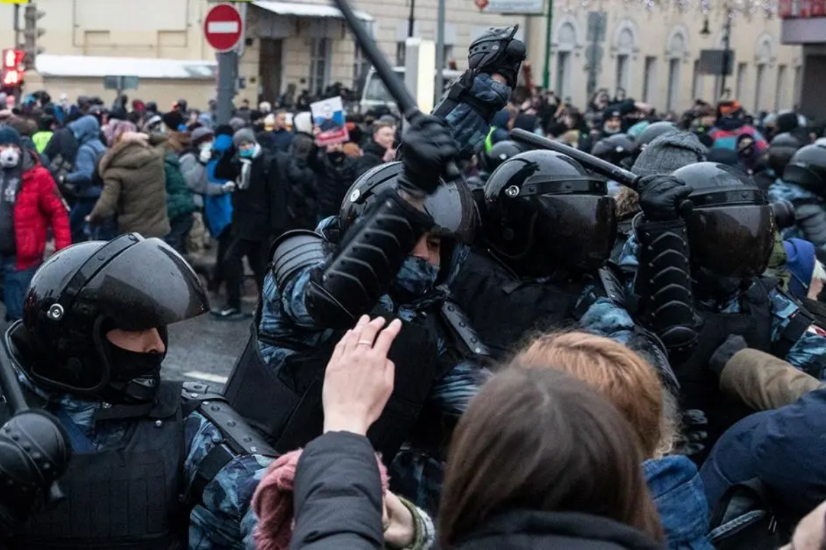 Russian people protest against riot police as activist got arrested