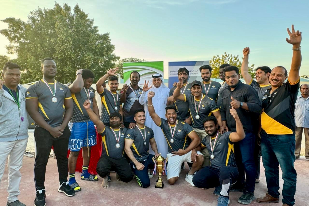 عمال دبي يظهرون الروح الرياضية في مصارعة الأذرع