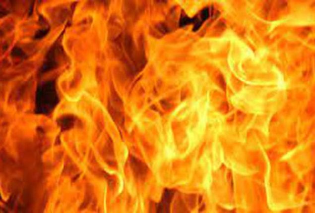 Massive fire erupts at mobile market in Peshawar  