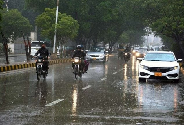Heavy rainfall started in Karachi
