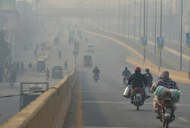 Delhi residents faces problem in traveling due to dense fog