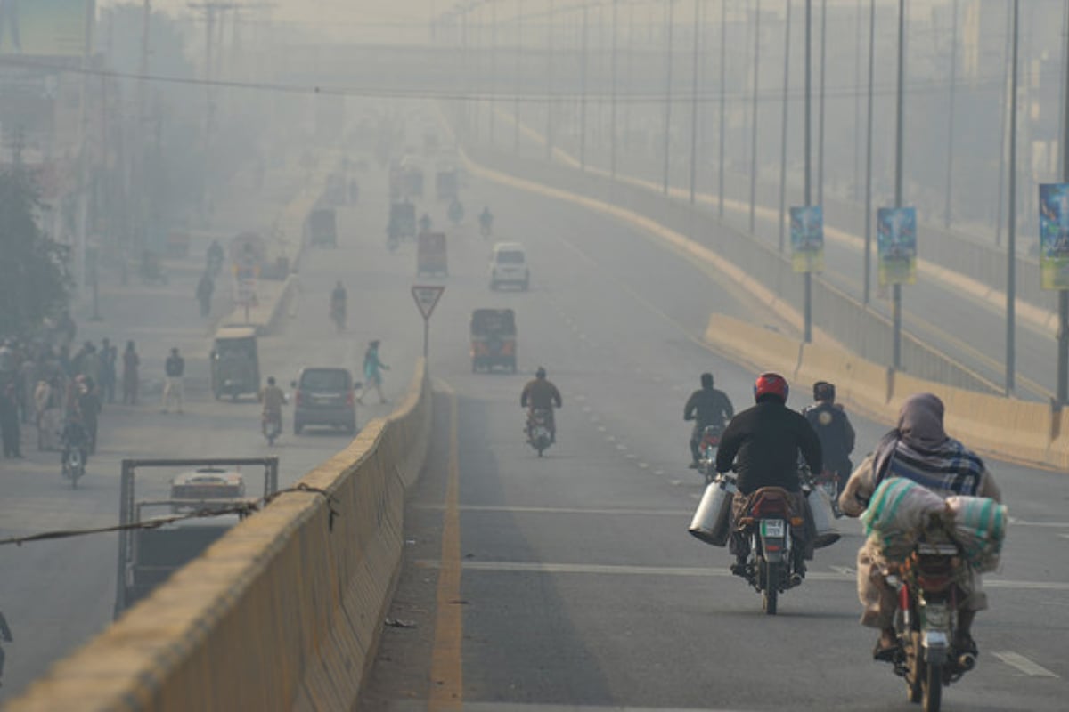 Delhi residents faces problem in traveling due to dense fog