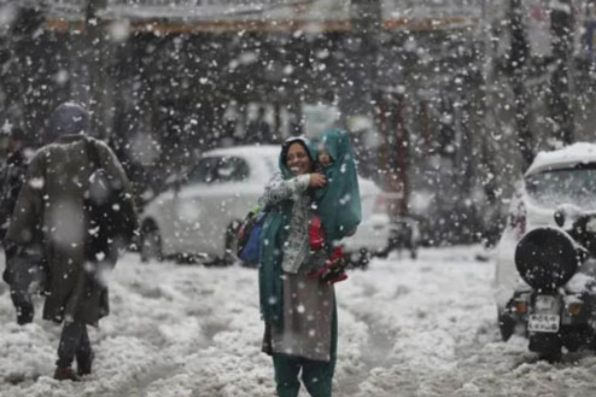 Pakistan experiences heavy snowfall and rain in several areas