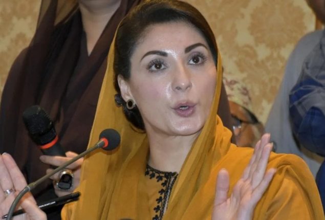 Maryam Nawaz awards scholarships, encourages students to focus on education