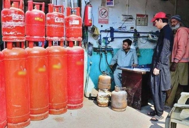 Sindh government begins action against illegal gas cylinder shops