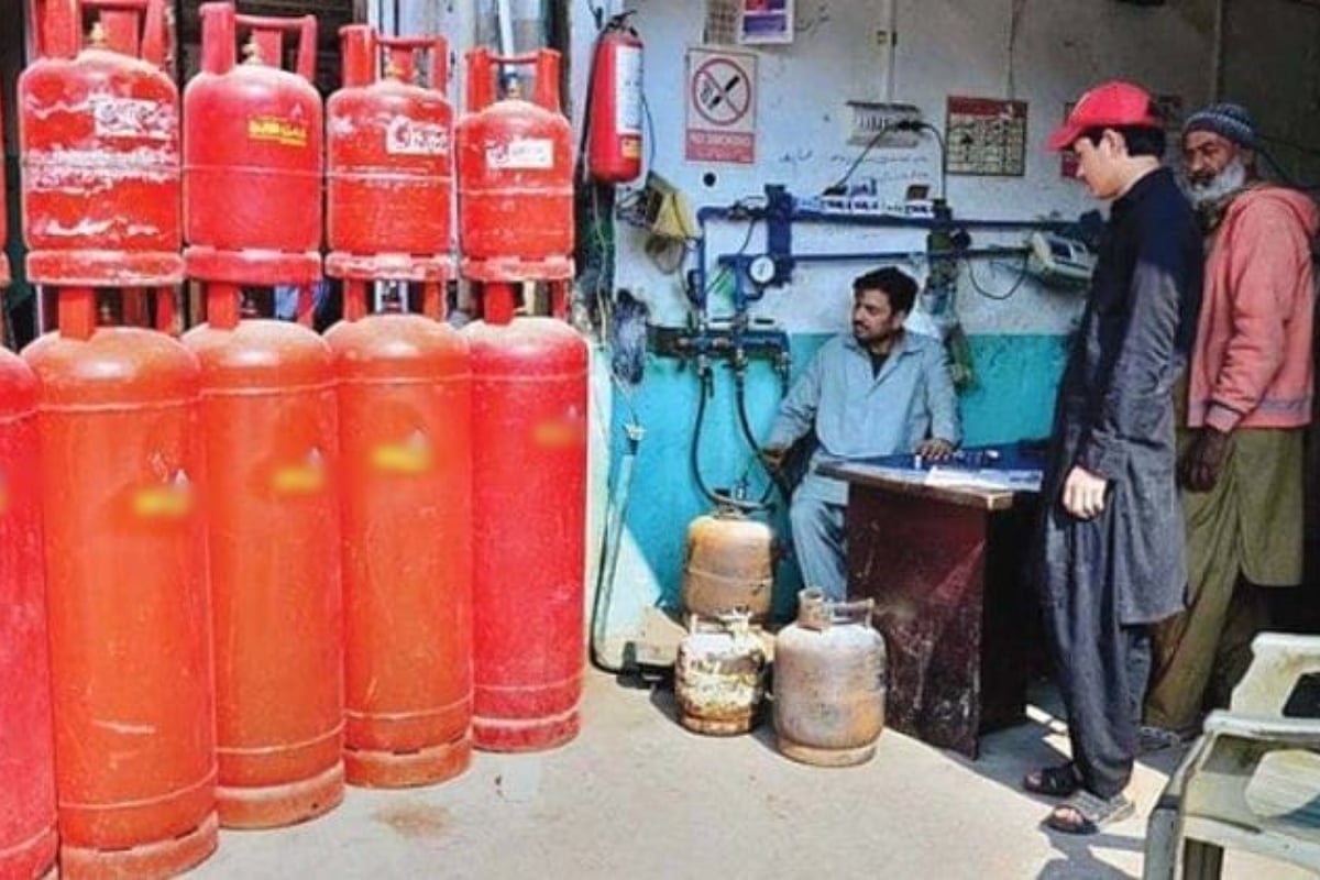 Sindh government begins action against illegal gas cylinder shops