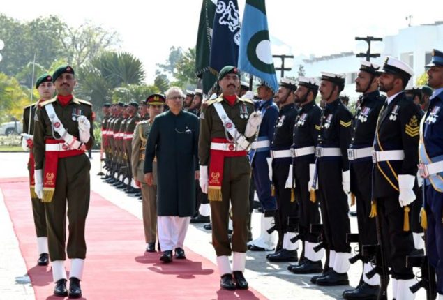 President Alvi presented farewell guard of honour