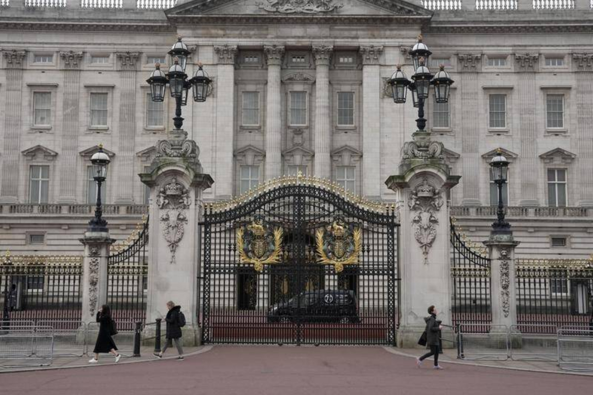 Buckingham Palace Gate Crash: Man Arrested in Security Breach