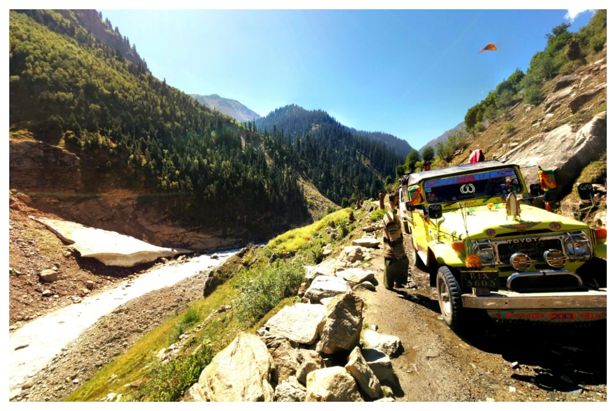 Rockfall on Neelum Valley Highway Traps Travelers!