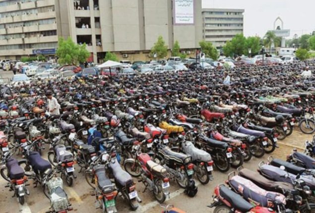 Karachi rejoices! Free parking near shopping centres till Eid