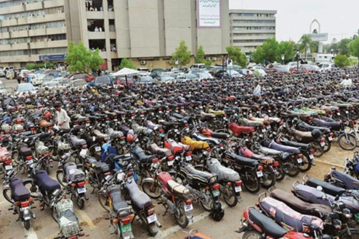 Karachi rejoices! Free parking near shopping centres till Eid