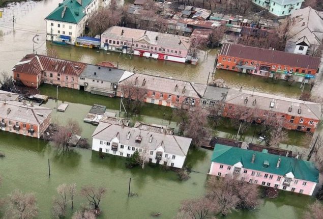 Russian city of Orenburg faces great danger as flood water level rises