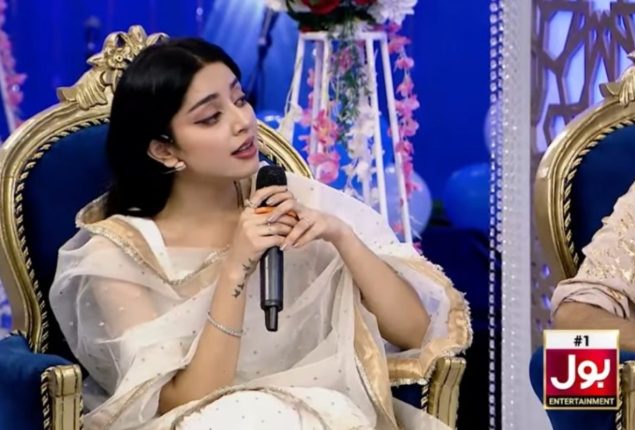 Alizeh Shah gracefully sings “Har Zulm Tera Yaad Hai” song