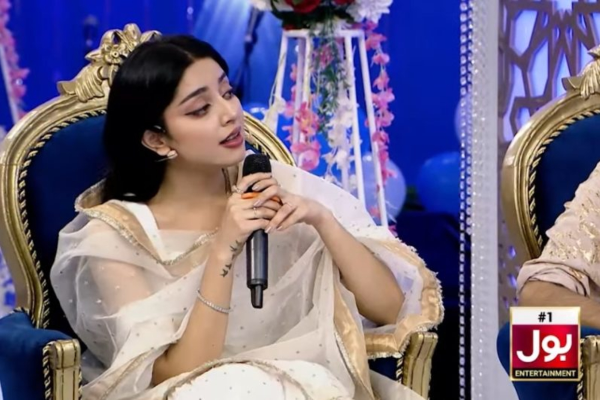 Alizeh Shah gracefully sings "Har Zulm Tera Yaad Hai" song