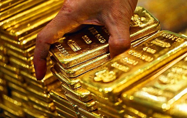 Gold price in Pakistan on April 18 down by Rs1,700 to Rs250,200/ tola