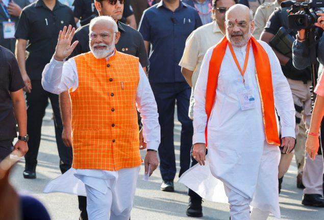 Modi casts its votes as Indian election reaches to its third phase